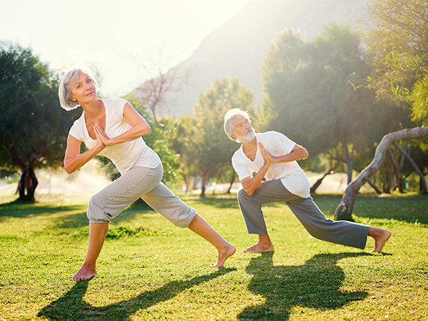 Bewegungsübungen von Frau und Mann auf dem Rasen - Verena Krais - Gesundheits-Coaching und Training - intuitives Essen- Ernährung - Schlaf